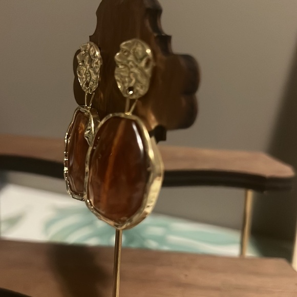 Millard-Inspired Coffee Vintage Gold Earrings - Picture 4 of 8